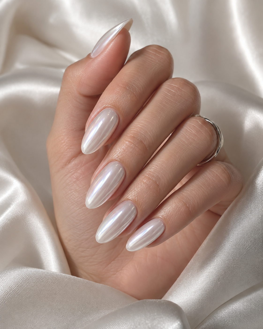 Perlmuttweiß schimmernde mandelförmige Chrome Nails